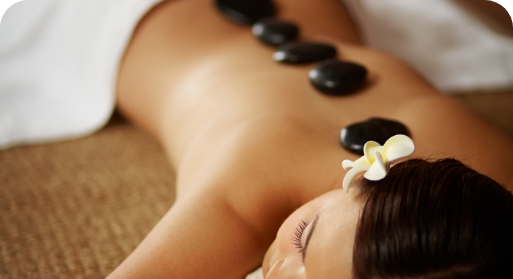 Masáž zad lávovými kameny